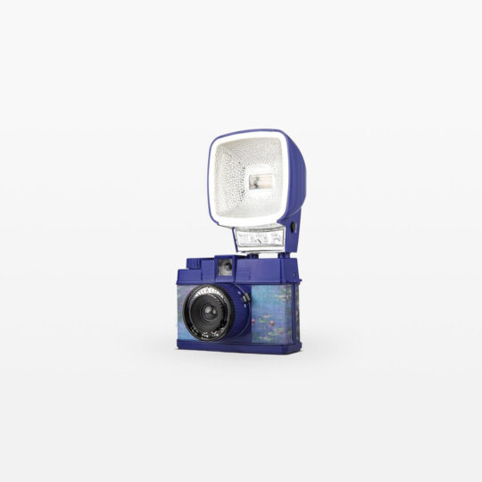 Alternative view of Lomography Lomourette Halfframe Camera - Water Lilies Edition