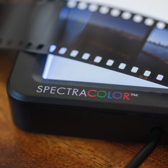 Cinestill CS-LITE PLUS met met Spectracolor™ Techonologie